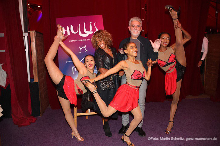 Mario Gamba mit Frau am 06.11.2025 bei der Premiere des Dinner-Theater HULLIS im neuen Zelt (©Foto: Martin Schmitz) 